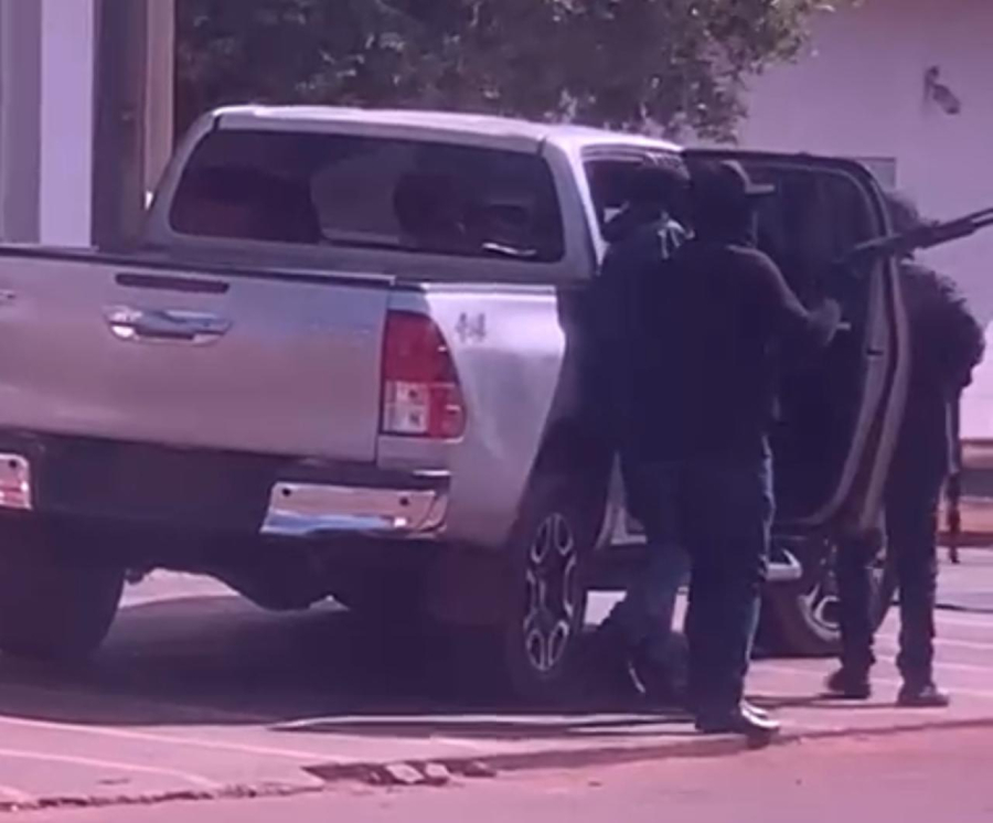 'Cangaceiros' assaltam agência do Sicredi no interior e fazem vítimas de escudo humano
