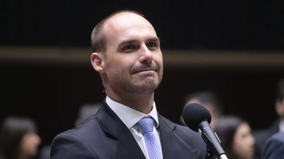 Eduardo Bolsonaro tem 15 dias para se defender em processo da PF por abandono de cargo