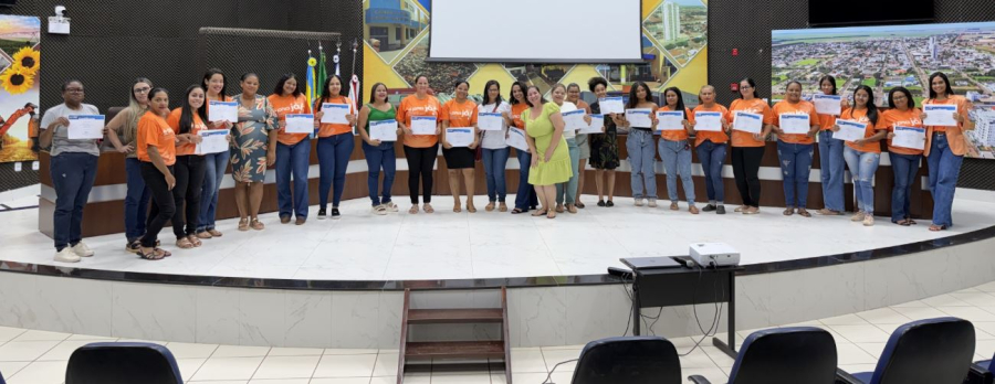 Participantes do curso de Atendente de Farmácia recebem certificado