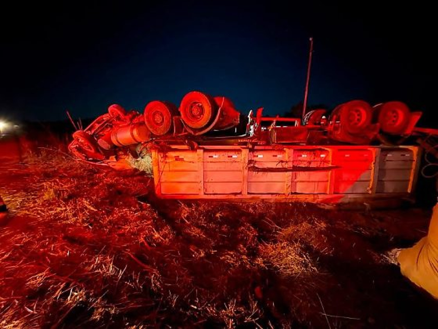 Carreta tomba na MT-235 e motorista morre em Campo Novo do Parecis