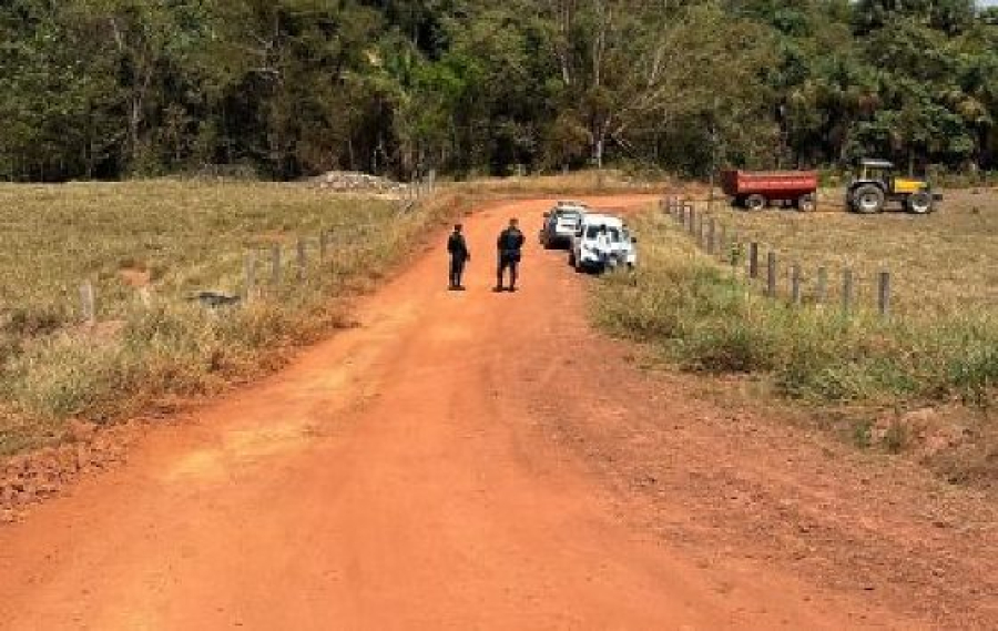 Trabalhador morre após perder controle de trator e bater em cerca