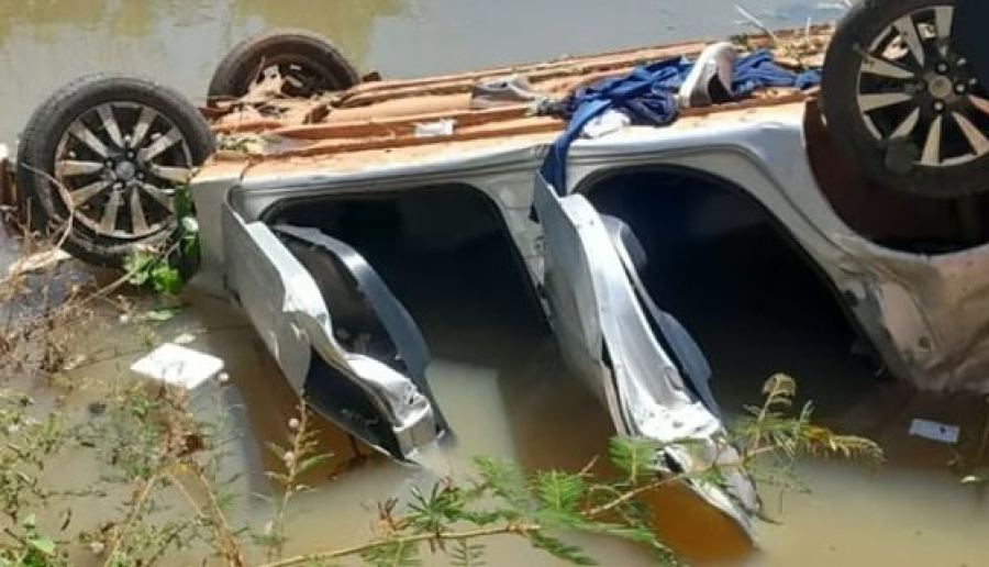 Carro cai em lagoa e homem de 33 anos é encontrado morto