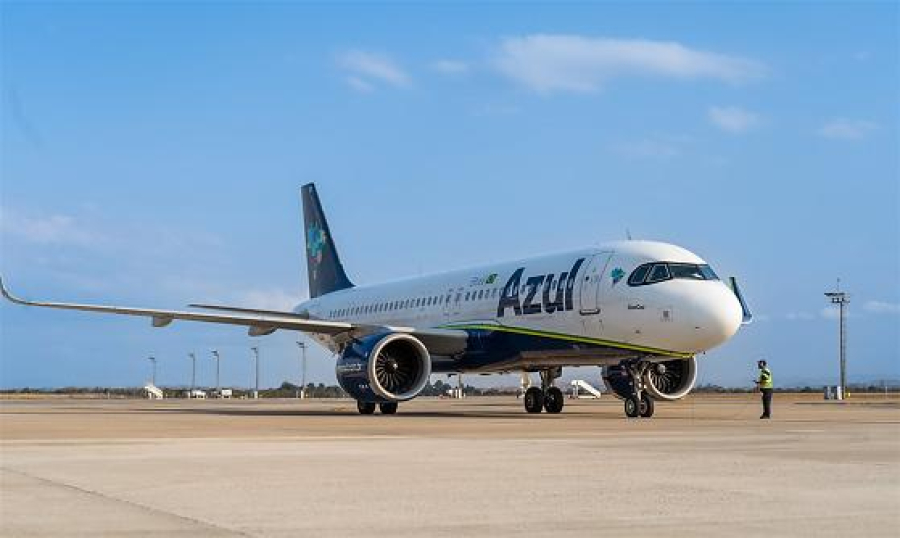 Azul é condenada a pagar R$ 20 mil a pai e filho após cancelamento de voo