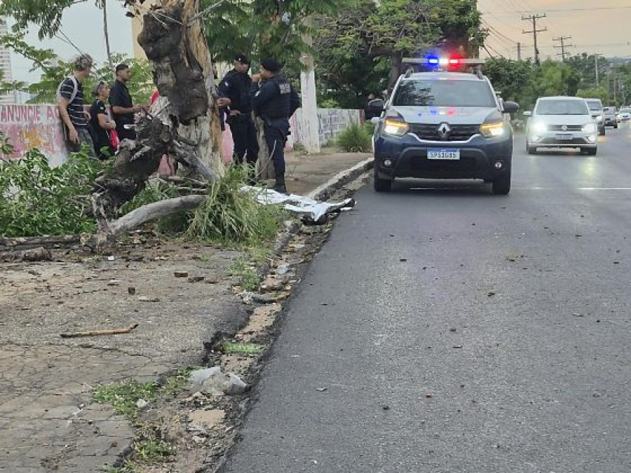 Motociclista morre após bater contra árvore em Cuiabá