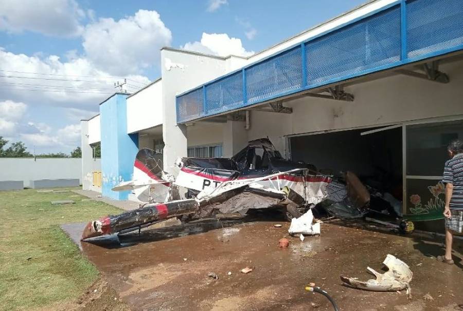 Avião agrícola cai dentro de creche em Campo Verde; piloto fica ferido